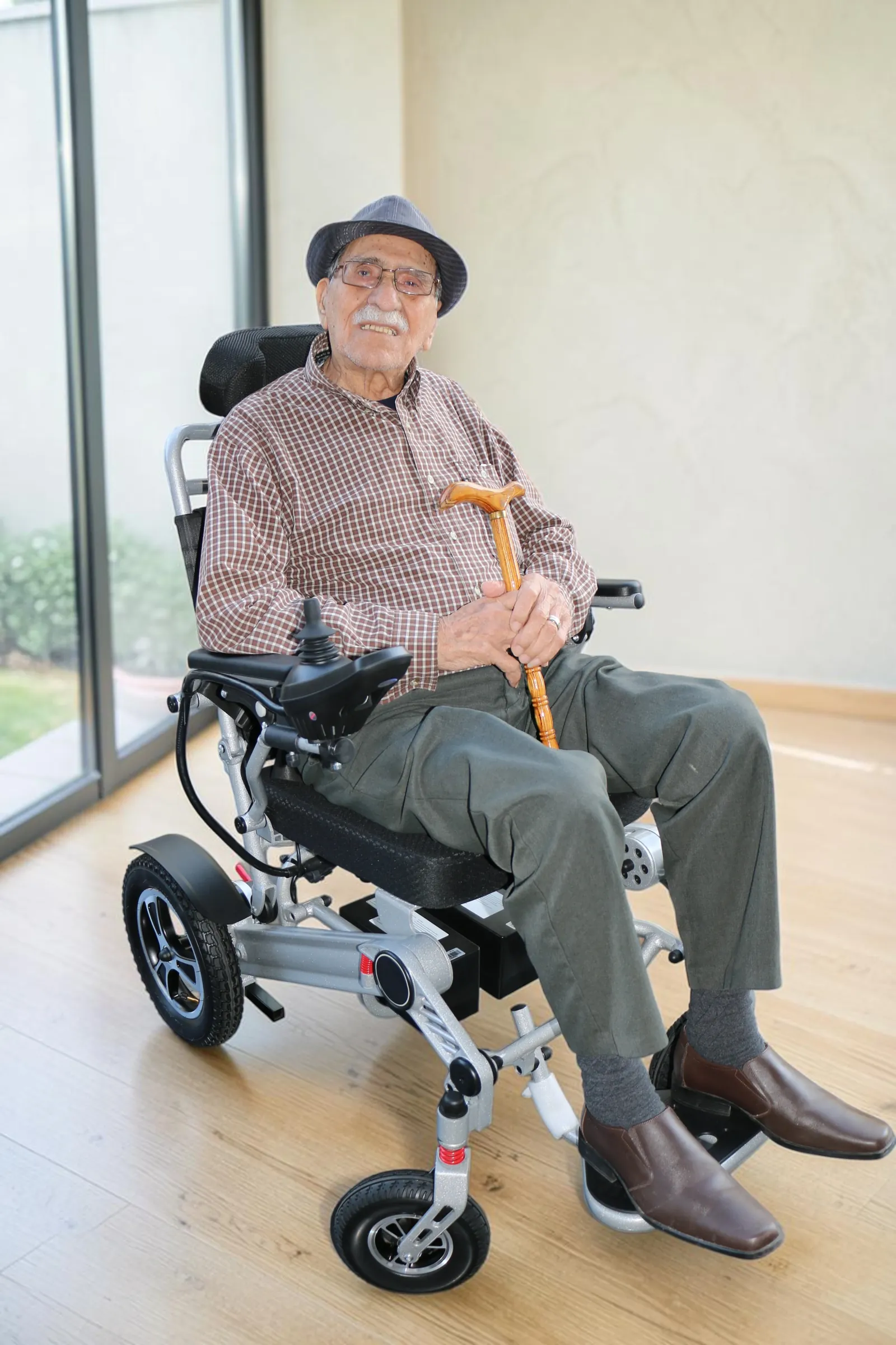 Adulto mayor en su silla de ruedas eléctrica Core Medical