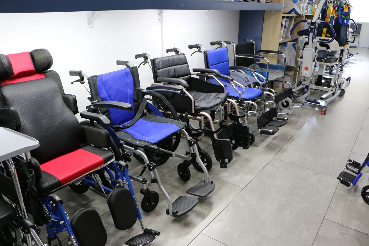 Sillas de ruedas manuales en el showroom de Core Medical en Miraflores